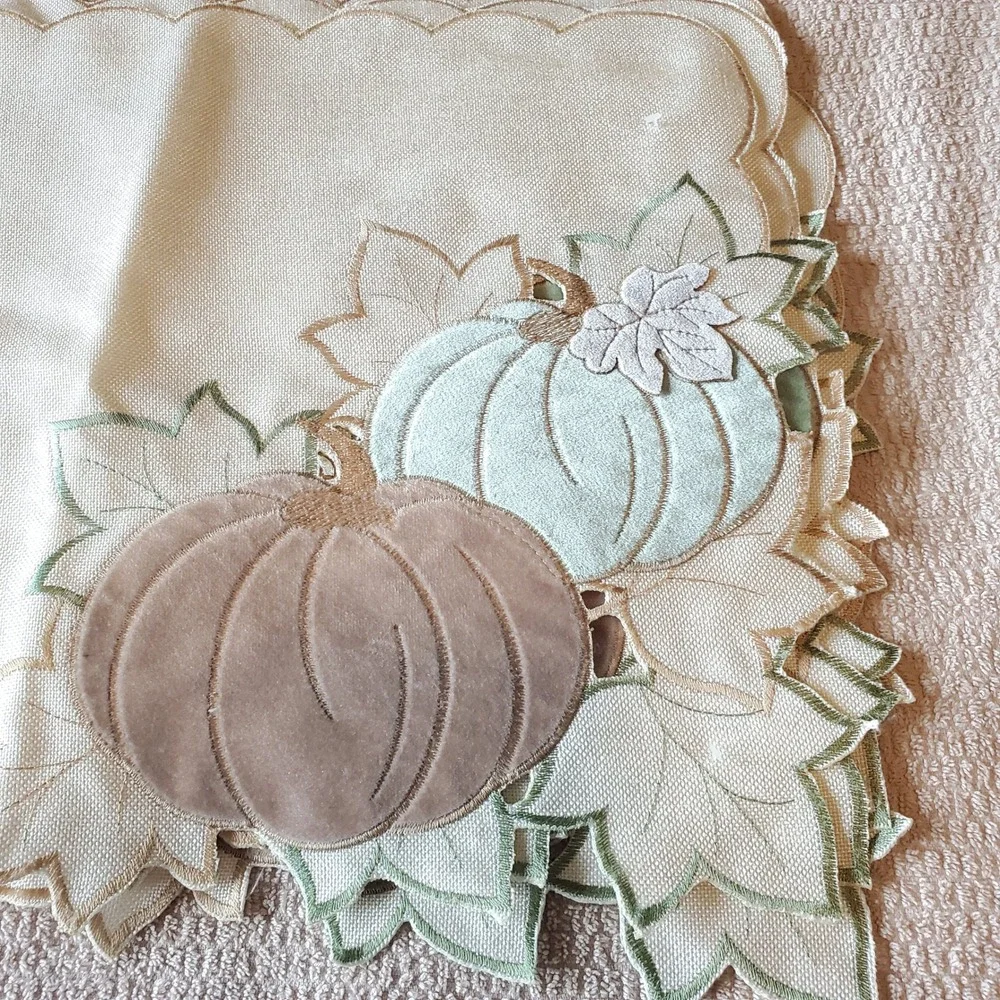 Set‎ of 4 Fall Pumpkin Applique Placemats Scalloped Edge Cream Sage Taupe 13x19